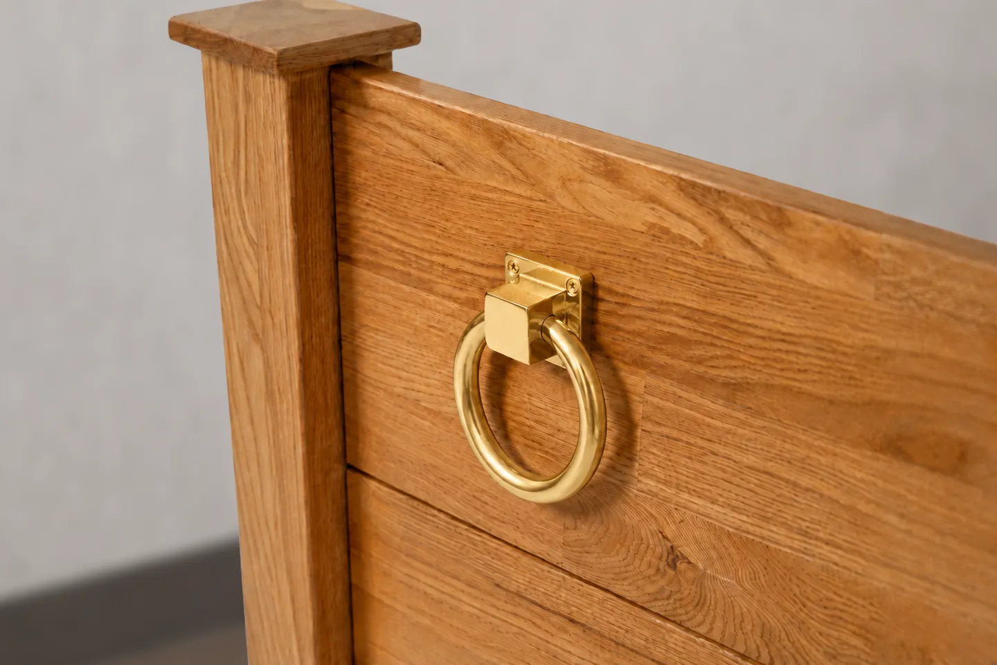 Detailaufnahme des Rings am BOMINA Bett Modell Massive Premium Eiche mit goldenen Ringen