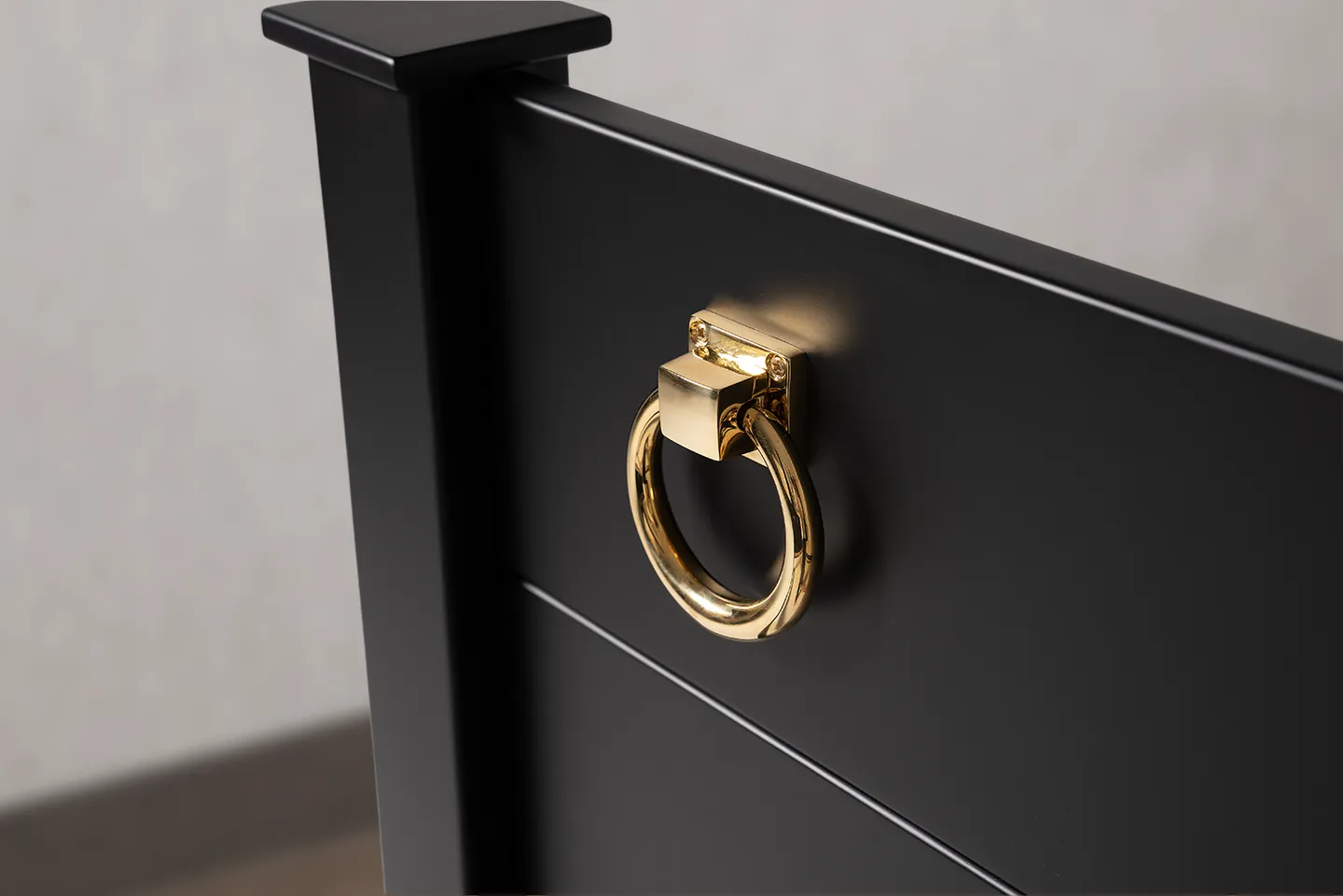 Detailaufnahme des Rings am BOMINA Bett Modell Schwarz mit goldenen Ringen