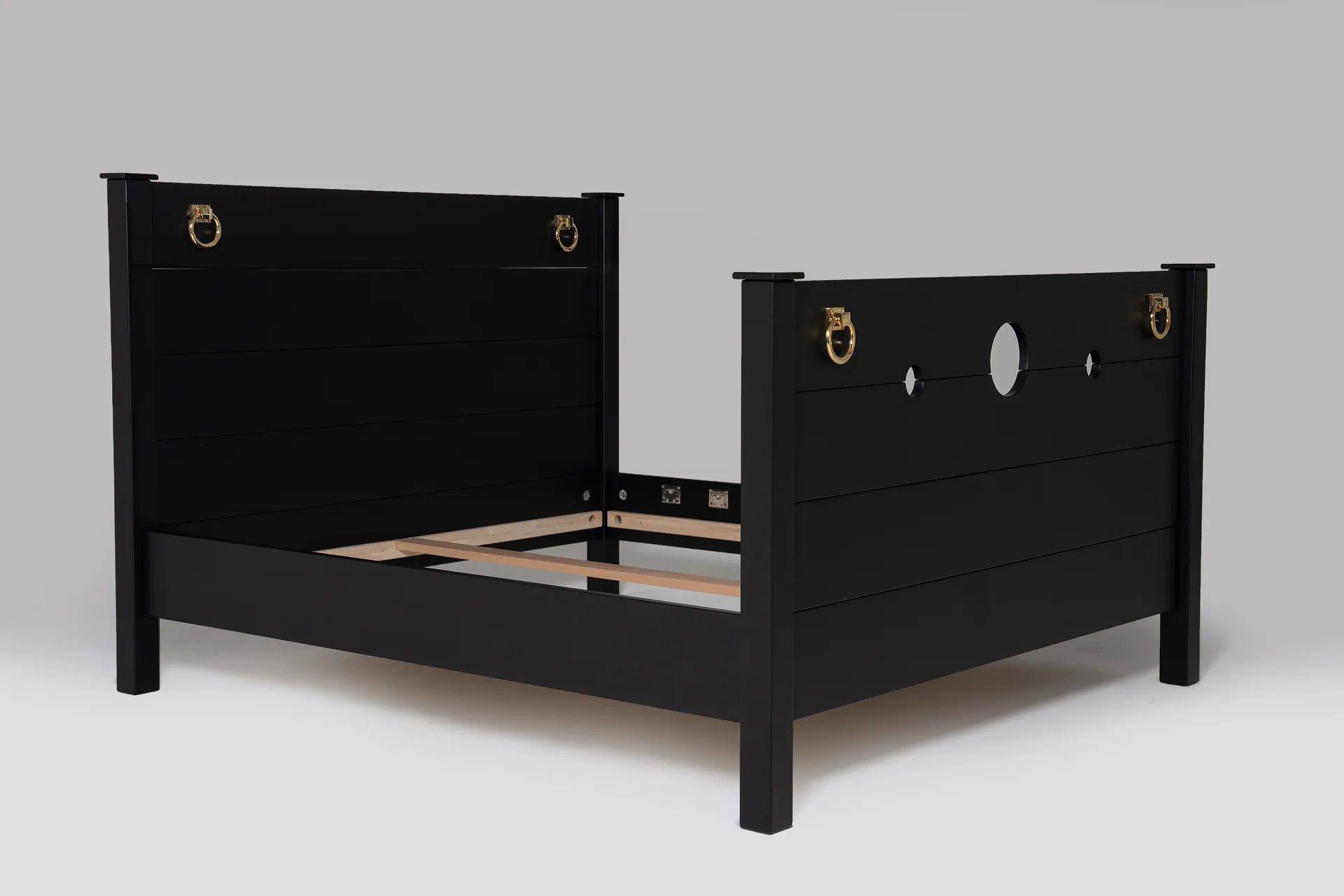 BOMINA Bett Modell Schwarz mit goldenen Ringen, freigestellte Produktansicht