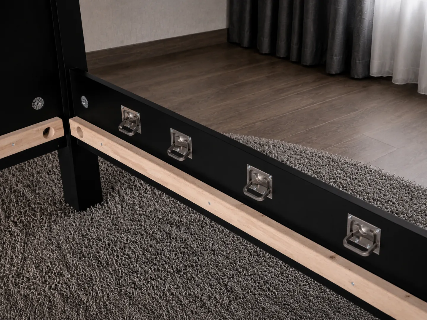 Detailaufnahme der Befestigungsösen aus Edelstahl am BOMINA Bett Modell Schwarz