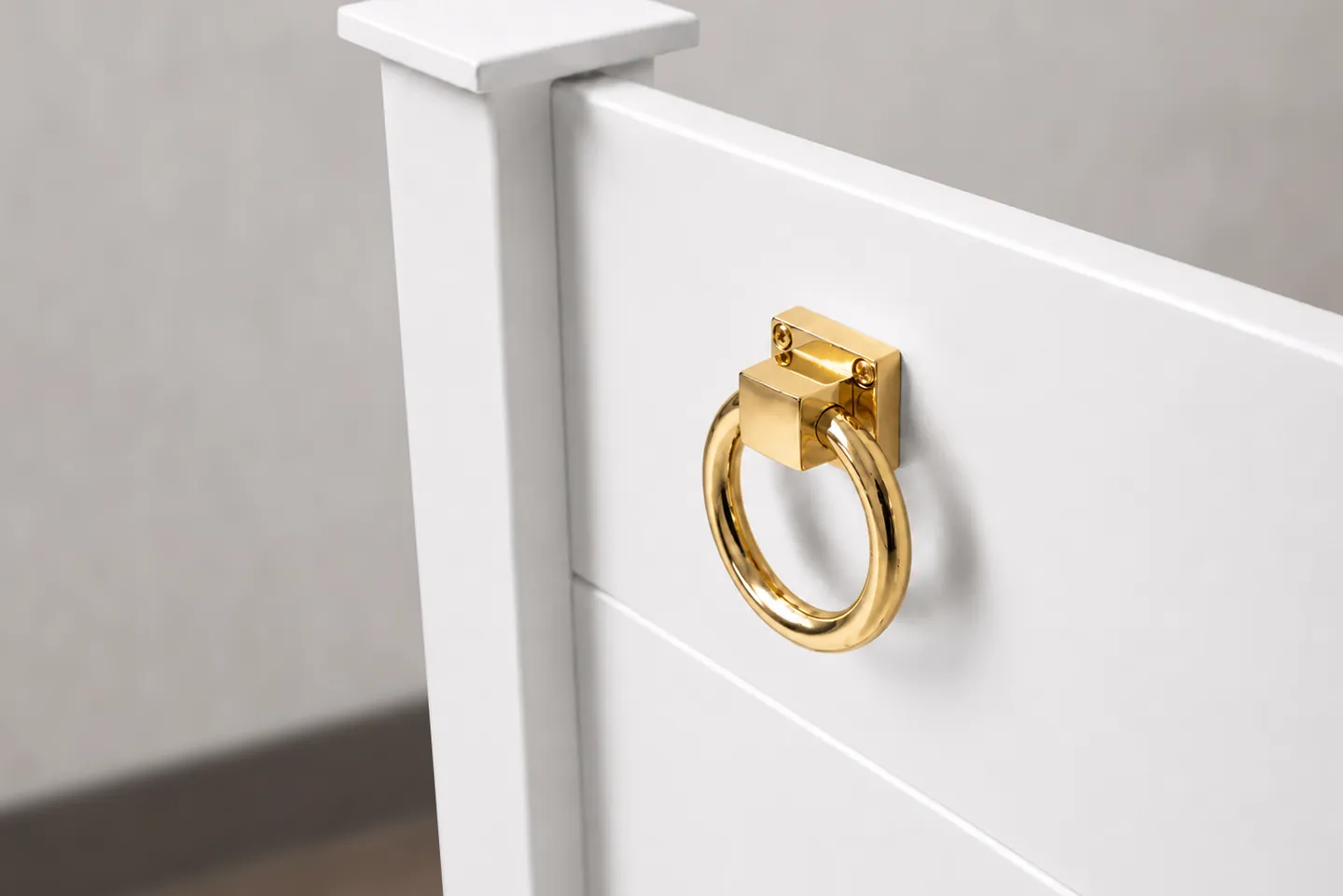 Detailaufnahme des Rings am BOMINA Bett Modell Weiß mit goldenen Ringen